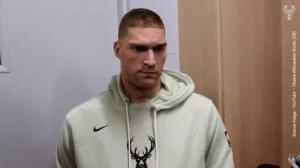 Brook Lopez - YouTube - Chaine Milwaukee Bucks (DR)